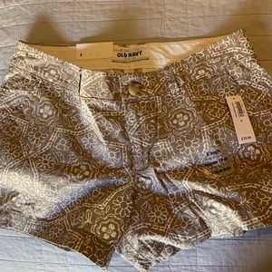 Old Navy tan and off white print shorts Sz 4 NWT